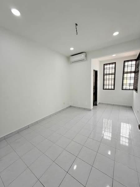 Pangsapuri untuk Dijual di Vista Seri Alam - Lex Hiew - Living Room - PropertyGuru.com.my