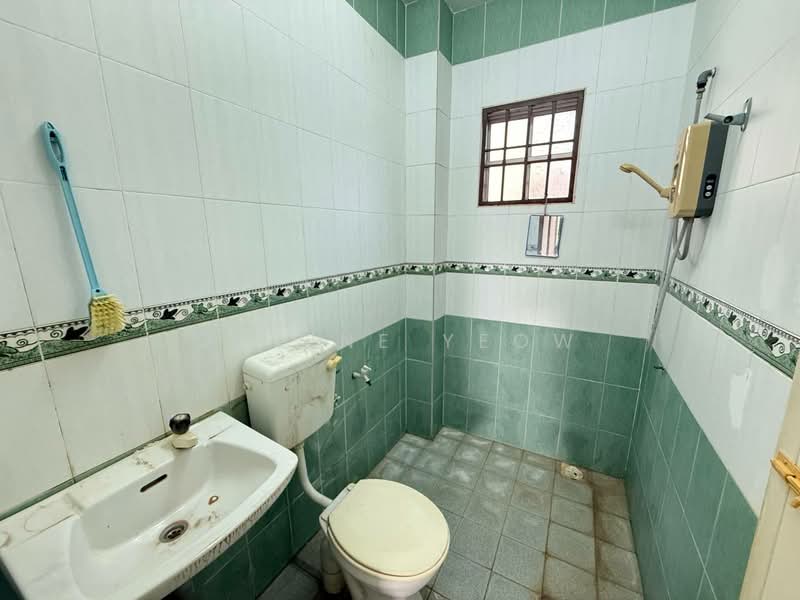 Semi-Detached House for Sale in Taman Lapangan Pelangi (Simpang Pulai) - Joline YEOW - Bathroom - PropertyGuru.com.my