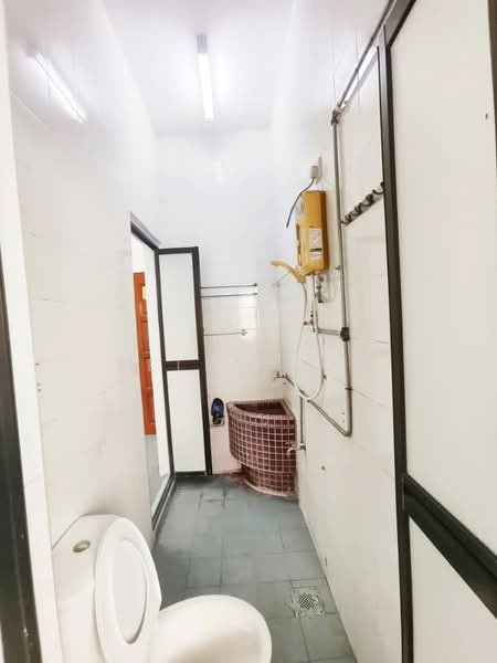 2-storey Terraced House for Rent in Taman Ungku Tun Aminah (Skudai) - Bella Goh - Bathroom - PropertyGuru.com.my