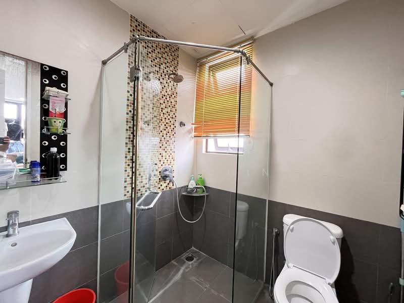 Kondominium untuk Dijual di Papillon Desahill Condominium - Suli Chin - Bathroom - PropertyGuru.com.my