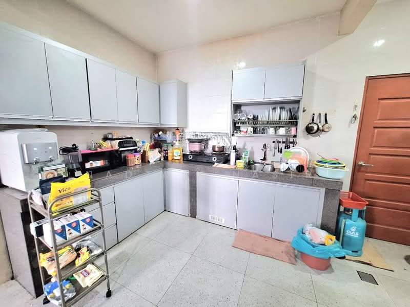 Rumah Banglo untuk Dijual di Seksyen 9 (Shah Alam) - Nadzmie Nasir - Kitchen - PropertyGuru.com.my
