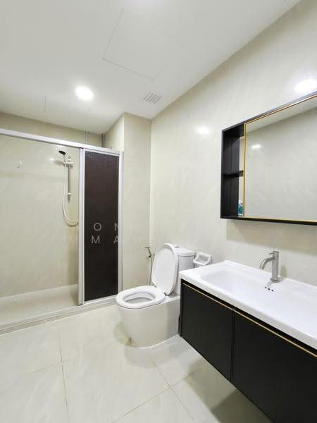 Kediaman Servis untuk Dijual di Parkview Service Apartment - Yong Shin Emmanuel Lai - Bathroom - PropertyGuru.com.my