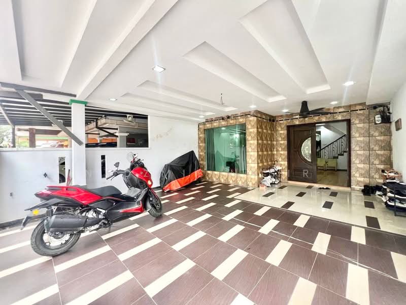 Rumah Teres 2 Tingkat untuk Dijual di TTDI Jaya (Shah Alam) - Nadzmie Nasir - Entrance - PropertyGuru.com.my