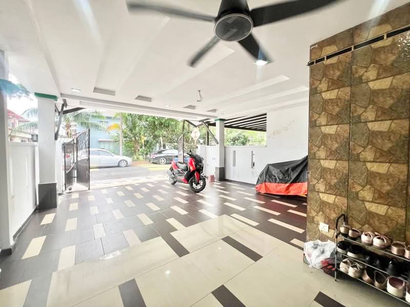 Rumah Teres 2 Tingkat untuk Dijual di TTDI Jaya (Shah Alam) - Nadzmie Nasir - Car Park - PropertyGuru.com.my