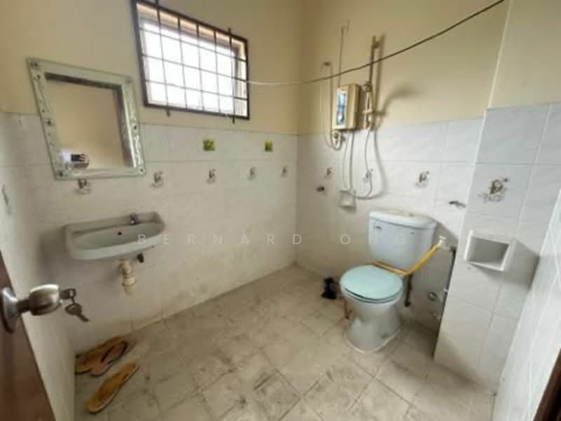 Bungalow for Sale in Bandar Country Homes (Rawang) - Bernard Ong - Bathroom - PropertyGuru.com.my