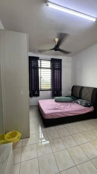 Pangsapuri untuk Dijual di Indah Court Apartment - Eva Siow - Bedroom - PropertyGuru.com.my