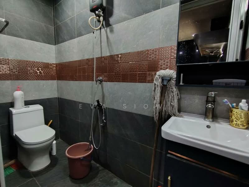 2-storey Terraced House for Sale in Taman Kempas Indah (Tebrau) - Eva Siow - Bathroom - PropertyGuru.com.my