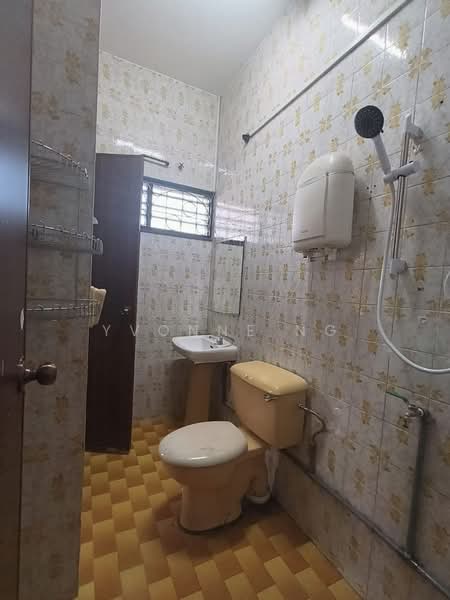 Rumah Teres 2 Tingkat untuk Disewa di Taman Pelangi (Johor Bahru) - Yvonne Ng - Bathroom - PropertyGuru.com.my
