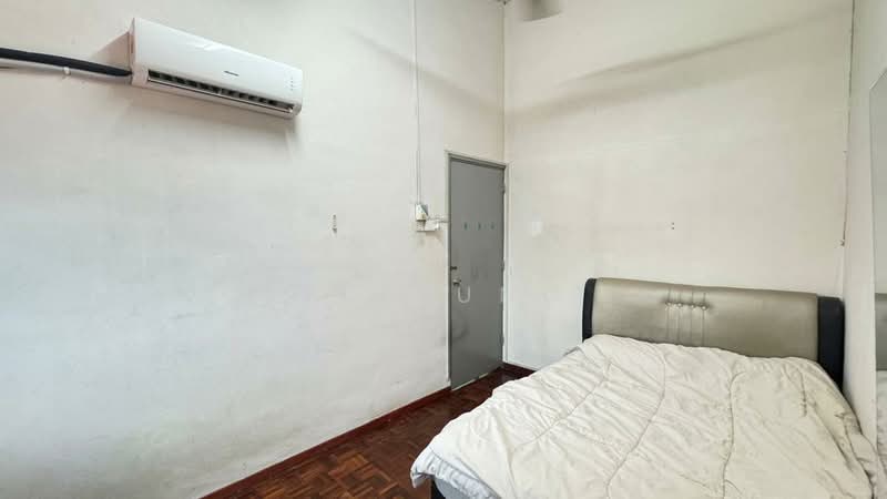 2-storey Terraced House for Rent in Taman Desa Cemerlang (Ulu Tiram) - YC Fung - Bedroom - PropertyGuru.com.my