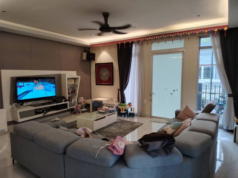 Kondominium untuk Dijual di Seri Puteri Hills Town Villa & Condominium - Jeffrey Yap - Living Room - PropertyGuru.com.my