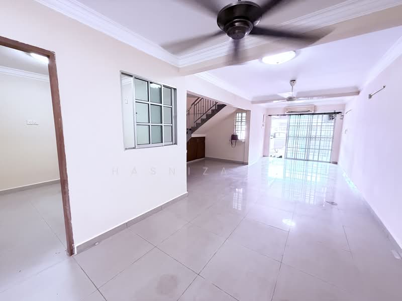 Rumah Teres 2 Tingkat untuk Dijual di Bukit Gedong - Hasnizam . - Living Room - PropertyGuru.com.my