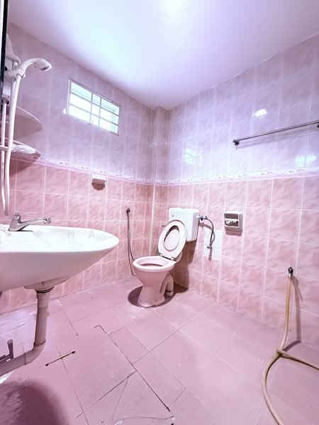 Rumah Teres 2 Tingkat untuk Dijual di Bukit Gedong - Hasnizam . - Bathroom - PropertyGuru.com.my