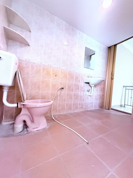 Rumah Teres 2 Tingkat untuk Dijual di Bukit Gedong - Hasnizam . - Bathroom - PropertyGuru.com.my