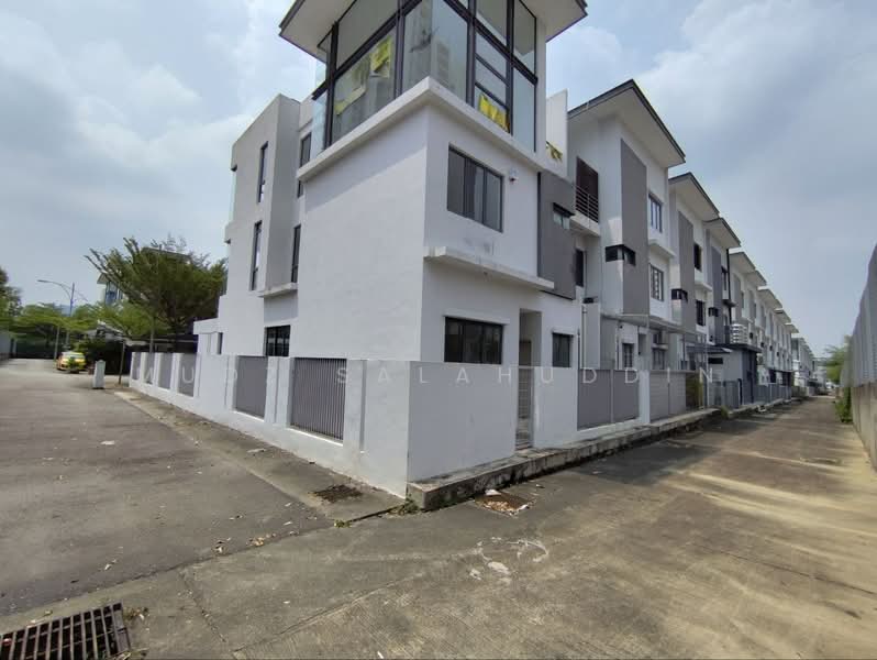 3-storey Terraced House for Sale in Mutiara Heights (Kajang) - Mudz Salahuddin - Exterior - PropertyGuru.com.my