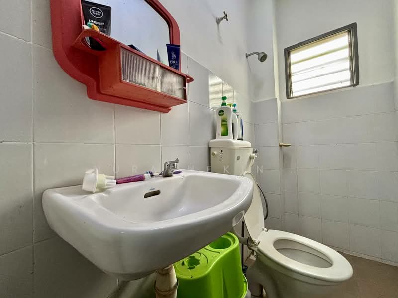 Rumah Teres 2 Tingkat untuk Dijual di Taman Salak Perdana (Dengkil) - Nurashekin . - Bathroom - PropertyGuru.com.my