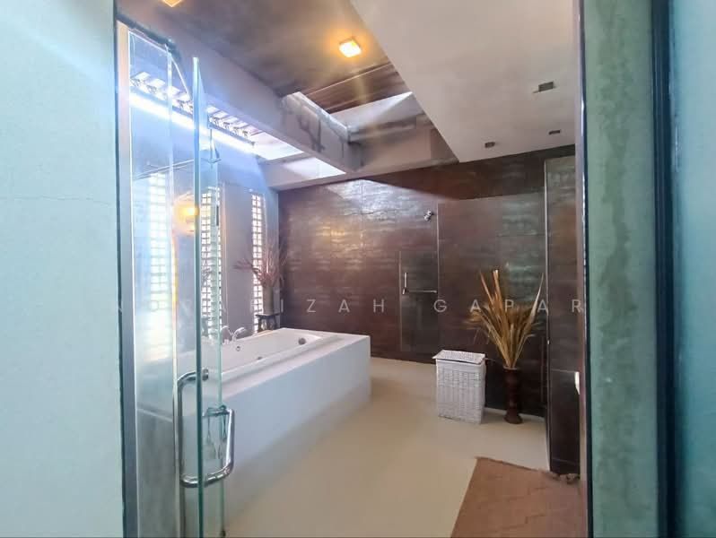 Bungalow for Sale in Perdana Lakeview East (Cyberjaya) - NoraFizah Gapar - Bathroom - PropertyGuru.com.my