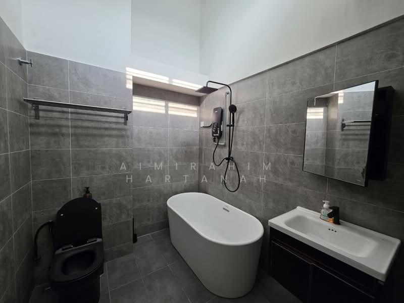 Rumah Teres 2 Tingkat untuk Disewa di Dengkil (Selangor) - AimiRahim Hartanah - Bathroom - PropertyGuru.com.my