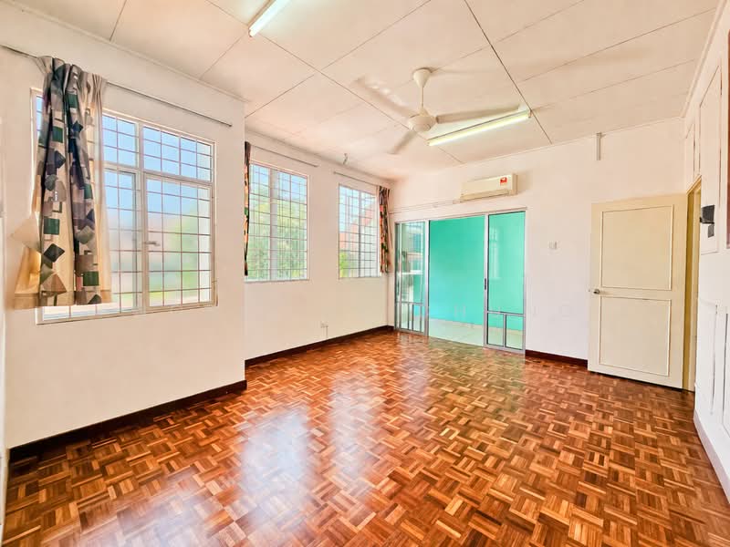 2-storey Terraced House for Sale in Putra Permai (Subang Jaya) - Nobeille Chung - Living Room - PropertyGuru.com.my