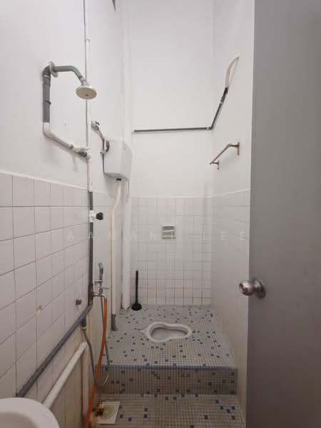 1-storey Terraced House for Rent in Taman Pelangi (Johor Bahru) - Aamani Lee - Bathroom - PropertyGuru.com.my