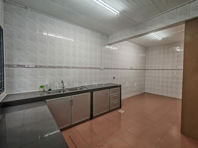 1-storey Terraced House for Rent in Taman Pelangi (Johor Bahru) - Aamani Lee - Kitchen - PropertyGuru.com.my
