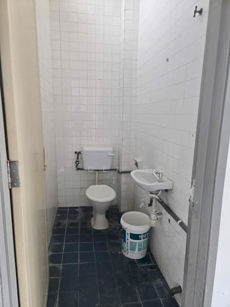 Factory for Rent in Taman Perindustrian Bukit Serdang (Seri Kembangan) - Ayden Go - Bathroom - PropertyGuru.com.my