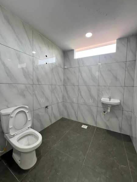 Rumah Teres 2 Tingkat untuk Dijual di Taman Sri Putri (Kulai) - Win Tan - Bathroom - PropertyGuru.com.my