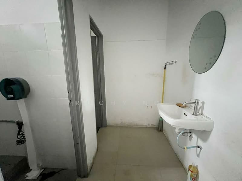 Shop for Rent in Taman Mount Austin (Tebrau) - Rochy Ng - Bathroom - PropertyGuru.com.my