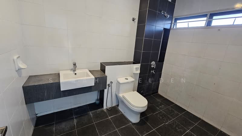 Rumah Teres 2 Tingkat untuk Dijual di Nilai Impian (Nilai) - Sarah Weelden - Bathroom - PropertyGuru.com.my