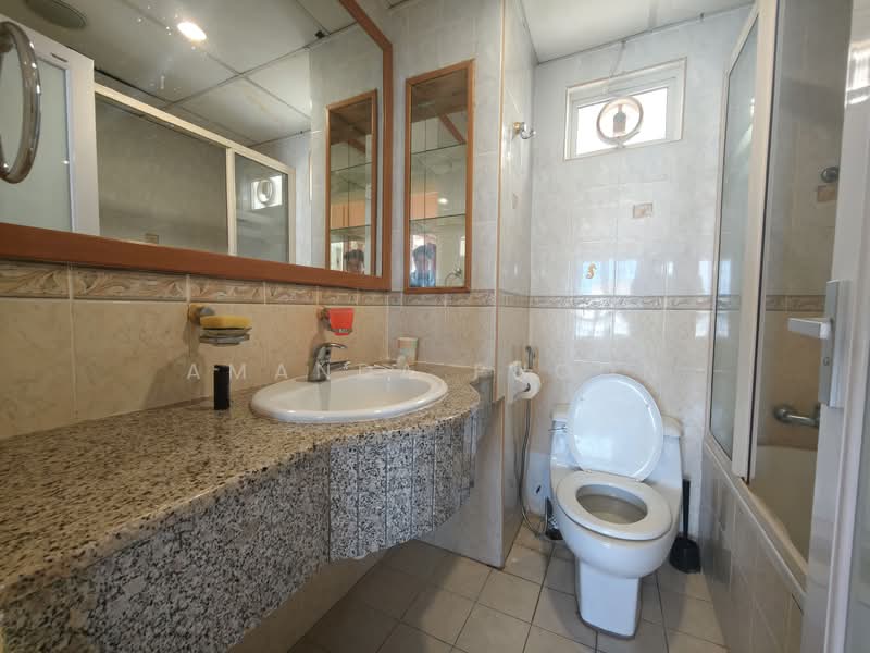 Kondominium untuk Disewa di Gold Coast Resort Condominium - Amanda Phoon - Bathroom - PropertyGuru.com.my