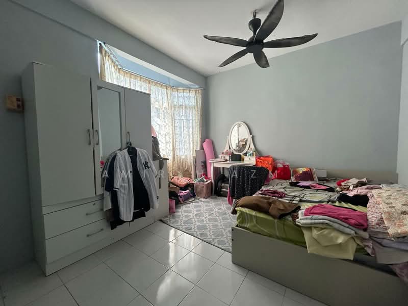 Pangsapuri untuk Dijual di Pangsapuri Mawar Sari - Amirah Azmi - Bedroom - PropertyGuru.com.my