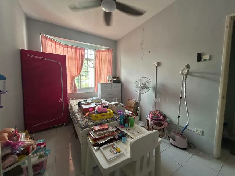 Pangsapuri untuk Dijual di Pangsapuri Mawar Sari - Amirah Azmi - Bedroom - PropertyGuru.com.my