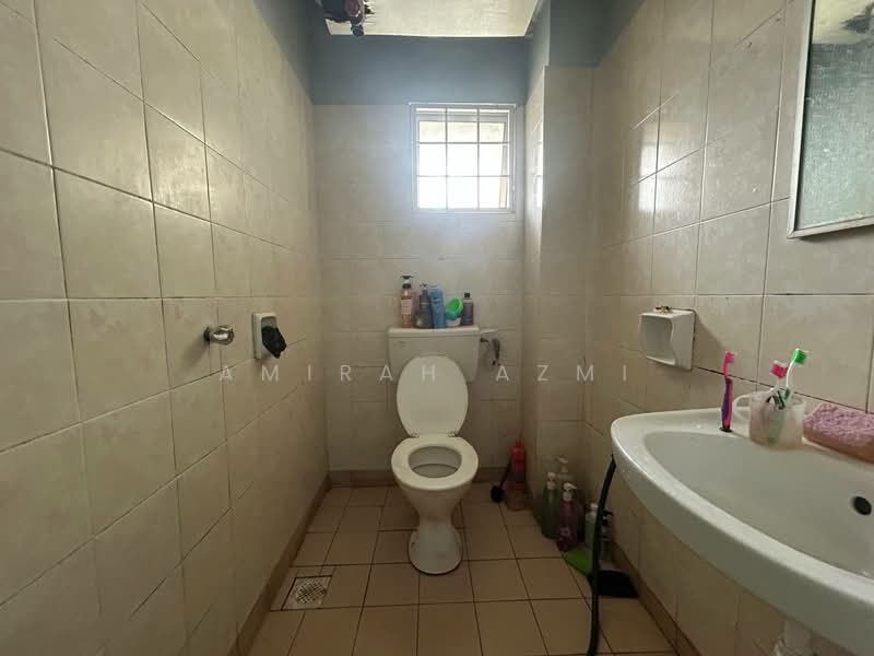 Pangsapuri untuk Dijual di Pangsapuri Mawar Sari - Amirah Azmi - Bathroom - PropertyGuru.com.my