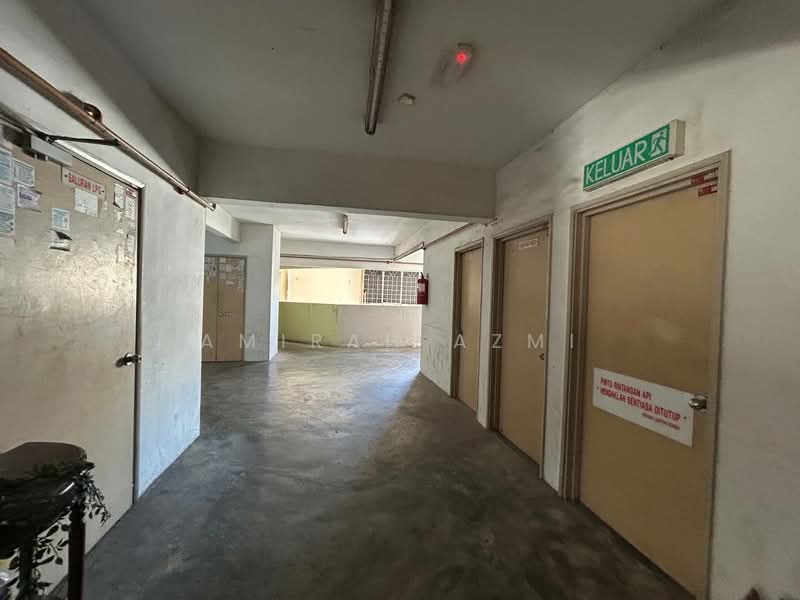 Pangsapuri untuk Dijual di Pangsapuri Mawar Sari - Amirah Azmi - Corridor - PropertyGuru.com.my
