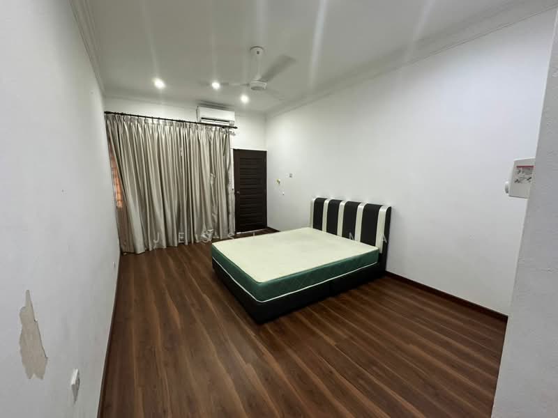 2-storey Terraced House for Rent in Taman Pelangi (Johor Bahru) - Jessica Ma - Bedroom - PropertyGuru.com.my