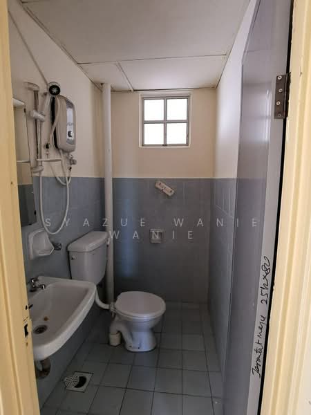 Service Residence for Sale at Serdang Skyvillas (Serdang Perdana) - Wanie Syazue - Bathroom - PropertyGuru.com.my