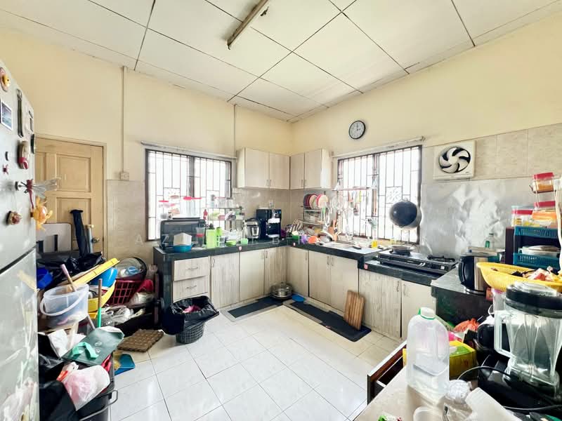 Bungalow for Sale in Taman Pinggiran Putra (Seri Kembangan) - Azli Ibrahim - Kitchen - PropertyGuru.com.my