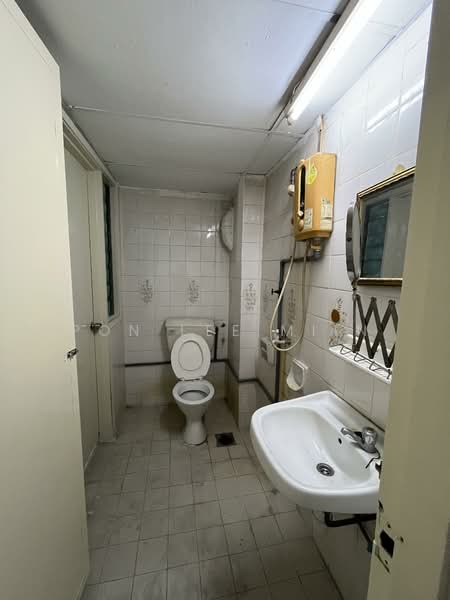 Kondominium untuk Dijual di Petaling Indah Condominiums - Pon Lee Miin - Bathroom - PropertyGuru.com.my