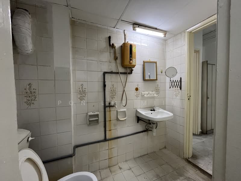 Kondominium untuk Dijual di Petaling Indah Condominiums - Pon Lee Miin - Bathroom - PropertyGuru.com.my