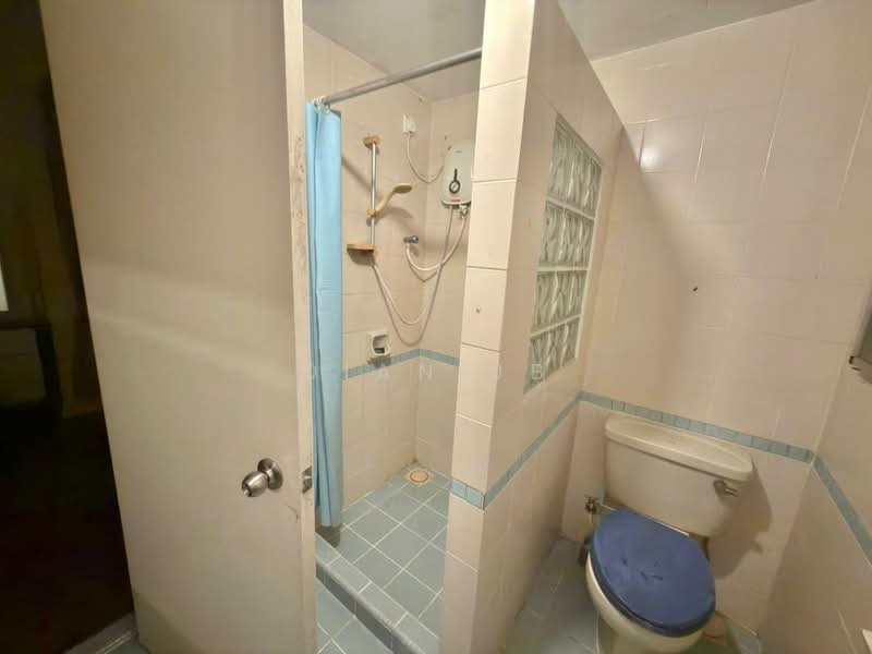 Condominium for Rent at The Straits View Condominium - Dian JB - Bathroom - PropertyGuru.com.my