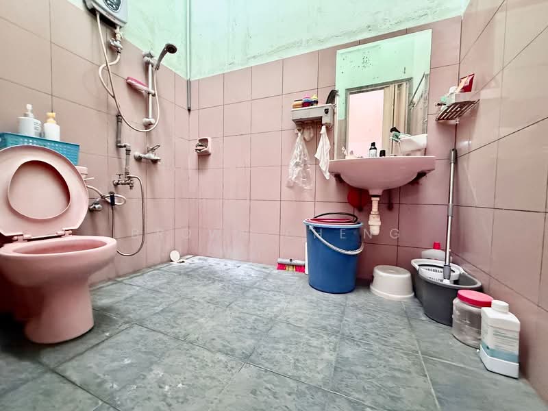 2-storey Terraced House for Sale in Taman Ungku Tun Aminah (Skudai) - Brown Cheng - Bathroom - PropertyGuru.com.my