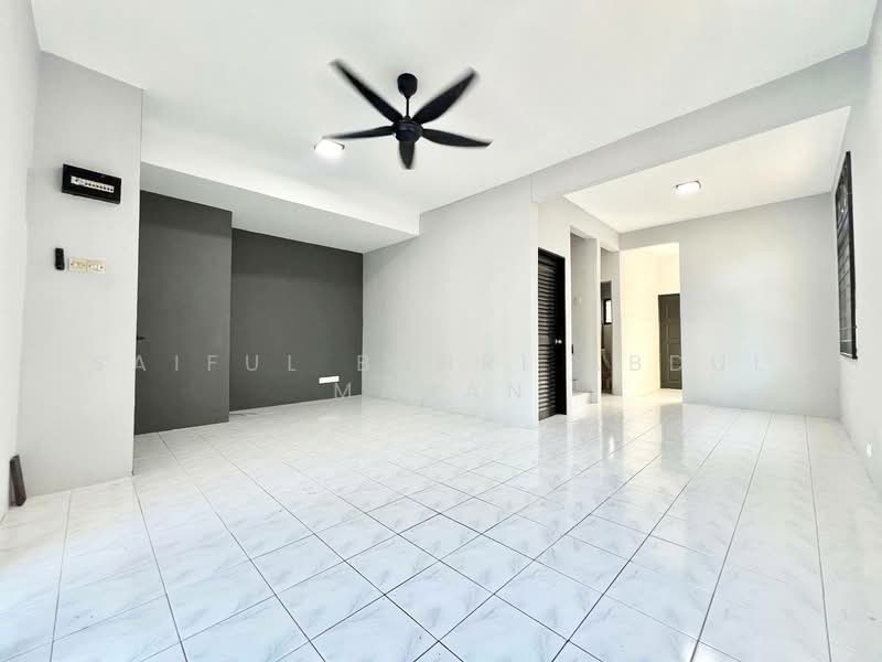 Rumah Teres 2 Tingkat untuk Dijual di Bandar Baru Salak Tinggi (Sepang) - Saiful Bahri Abdul Manan - Living Room - PropertyGuru.com.my