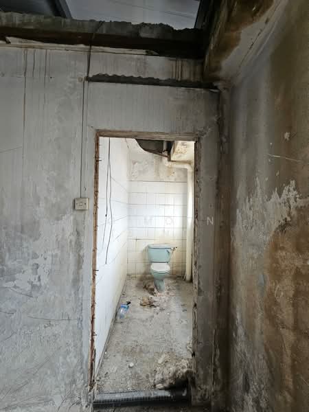 Semi-D Factory for Rent in Sri Edaran Industrial Park (Batu) - Ng Moon Tsing - Bathroom - PropertyGuru.com.my