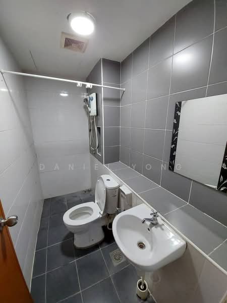 Servis Apartment untuk Dijual di Sky Gardens Residences - Daniel Yong - Bathroom - PropertyGuru.com.my