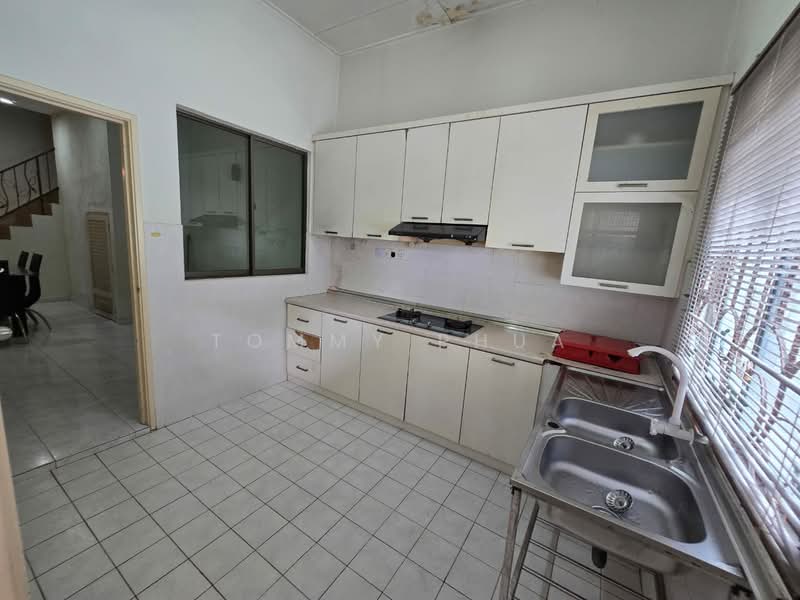 Rumah Teres 1.5 Tingkat untuk Disewa di Taman Puteri Wangsa (Ulu Tiram) - Tommy Phua - Kitchen - PropertyGuru.com.my