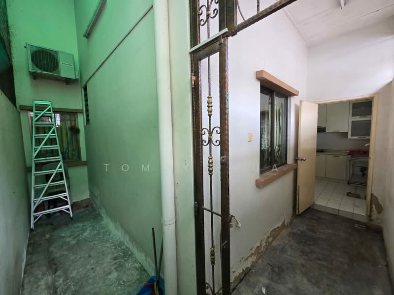 Rumah Teres 1.5 Tingkat untuk Disewa di Taman Puteri Wangsa (Ulu Tiram) - Tommy Phua - Kitchen - PropertyGuru.com.my