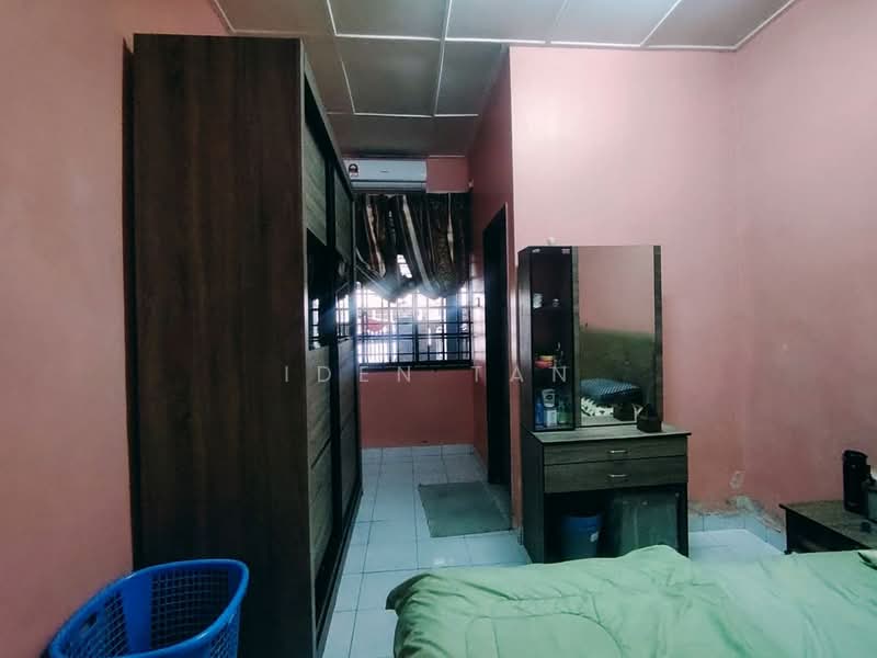 Rumah Teres 1.5 Tingkat untuk Dijual di Taman Perling (Perling) - Iden Tan - Bedroom - PropertyGuru.com.my