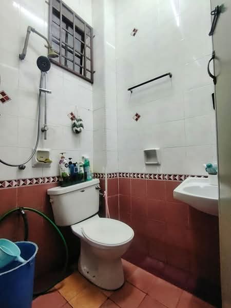 Rumah Teres 1.5 Tingkat untuk Dijual di Taman Perling (Perling) - Iden Tan - Bathroom - PropertyGuru.com.my