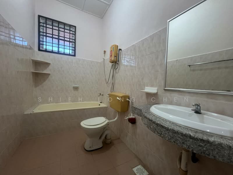Rumah Teres 2 Tingkat untuk Dijual di Taman Megah (Pontian) - Shieh Long Chen - Bathroom - PropertyGuru.com.my