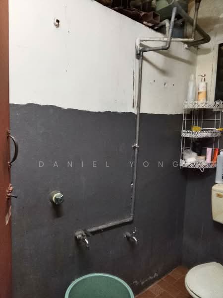 Flat for Sale at Taman Tan Sri Yaacob - Daniel Yong - Bathroom - PropertyGuru.com.my