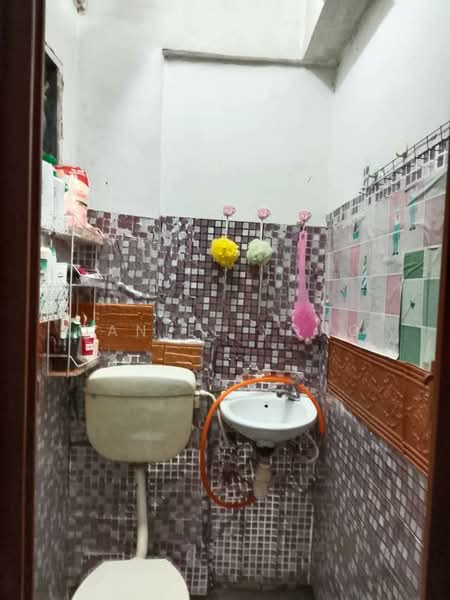 Flat for Sale at Taman Tan Sri Yaacob - Daniel Yong - Bathroom - PropertyGuru.com.my